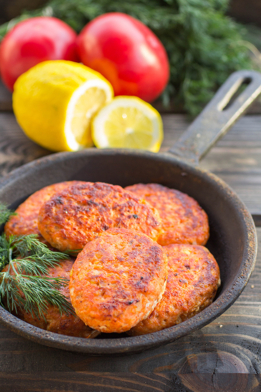 Crispy salmon cakes made with egg, breadcrumbs or panko, parsley, lemon, garlic, and mayo. Great for kids!